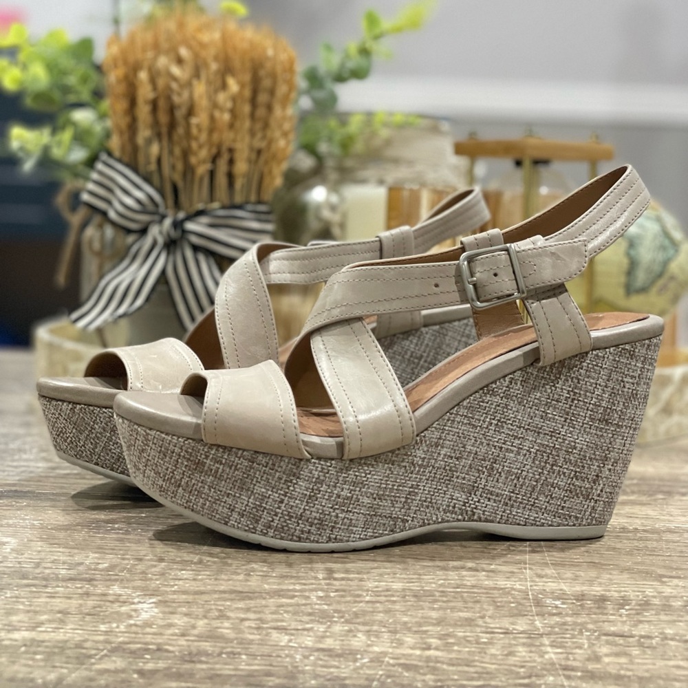 Clarks Leather Taupe Wedge Sandals Women’s size 7.5